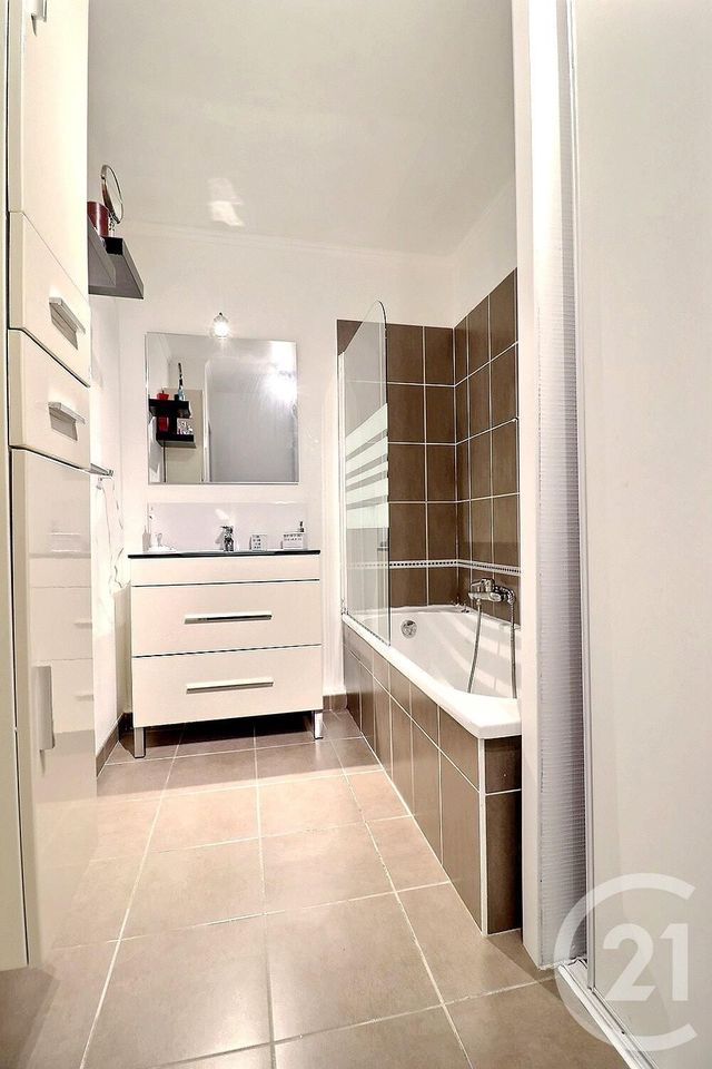 Afficher la photo en grand Appartement T4 à vendre - 4 pièces - 70.72 m2 - FREJUS - 83 - PROVENCE-ALPES-COTE-D-AZUR - Century 21 Sud Habitat