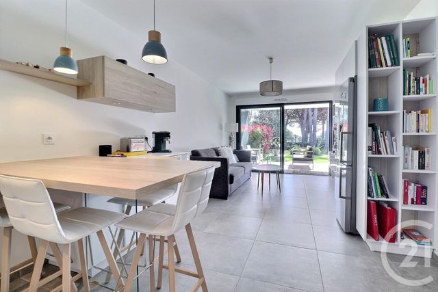 Afficher la photo en grand Appartement T2 à vendre - 2 pièces - 47.82 m2 - ST RAPHAEL - 83 - PROVENCE-ALPES-COTE-D-AZUR - Century 21 Sud Habitat
