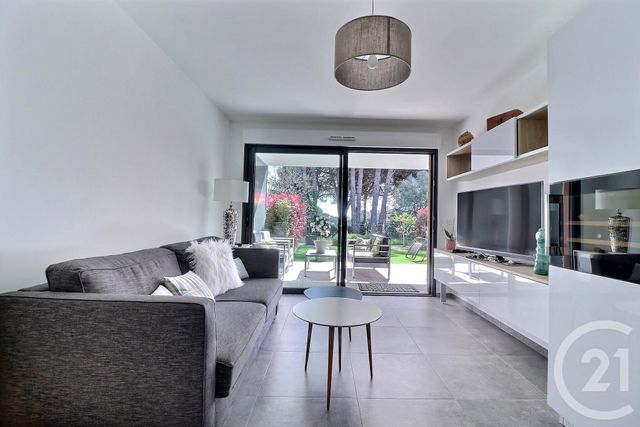 Afficher la photo en grand Appartement T2 à vendre - 2 pièces - 47.82 m2 - ST RAPHAEL - 83 - PROVENCE-ALPES-COTE-D-AZUR - Century 21 Sud Habitat