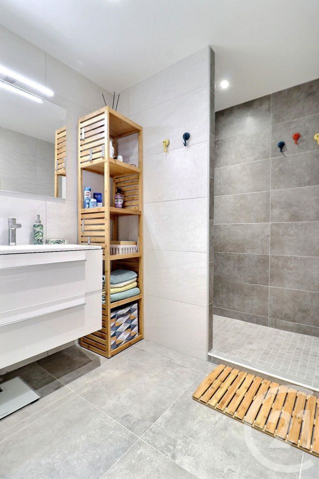 Afficher la photo en grand Appartement T2 à vendre - 2 pièces - 47.82 m2 - ST RAPHAEL - 83 - PROVENCE-ALPES-COTE-D-AZUR - Century 21 Sud Habitat