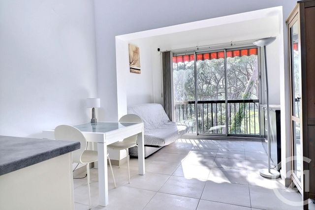 Afficher la photo en grand Appartement T2 à vendre - 2 pièces - 33.66 m2 - ST RAPHAEL - 83 - PROVENCE-ALPES-COTE-D-AZUR - Century 21 Sud Habitat