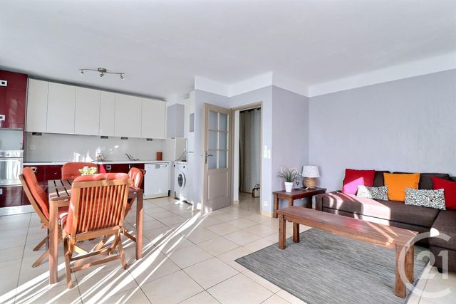 Afficher la photo en grand Appartement T4 à vendre - 4 pièces - 70.5 m2 - ST RAPHAEL - 83 - PROVENCE-ALPES-COTE-D-AZUR - Century 21 Sud Habitat
