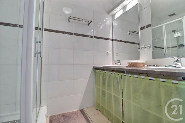 Afficher la photo en grand Appartement T4 à vendre - 4 pièces - 70.5 m2 - ST RAPHAEL - 83 - PROVENCE-ALPES-COTE-D-AZUR - Century 21 Sud Habitat