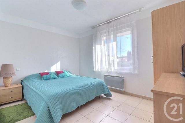 Afficher la photo en grand Appartement T4 à vendre - 4 pièces - 70.5 m2 - ST RAPHAEL - 83 - PROVENCE-ALPES-COTE-D-AZUR - Century 21 Sud Habitat