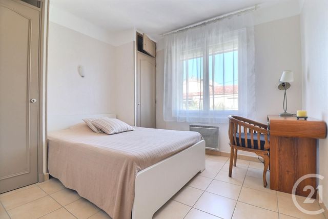 Afficher la photo en grand Appartement T4 à vendre - 4 pièces - 70.5 m2 - ST RAPHAEL - 83 - PROVENCE-ALPES-COTE-D-AZUR - Century 21 Sud Habitat