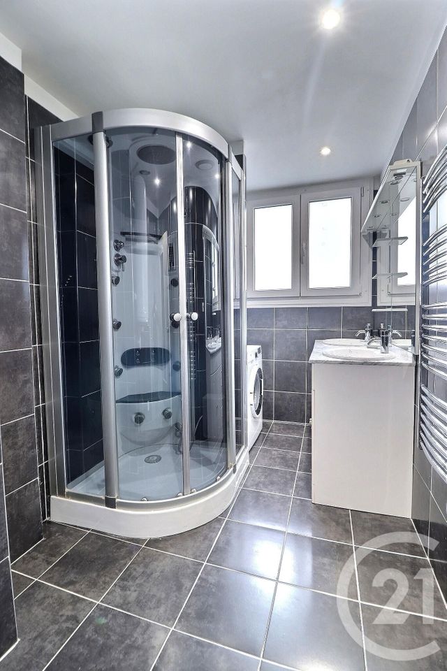 Afficher la photo en grand Appartement T2 à vendre - 2 pièces - 61.01 m2 - ST RAPHAEL - 83 - PROVENCE-ALPES-COTE-D-AZUR - Century 21 Sud Habitat