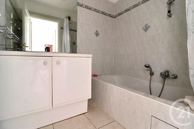Afficher la photo en grand Appartement T2 à vendre - 2 pièces - 46.95 m2 - ST RAPHAEL - 83 - PROVENCE-ALPES-COTE-D-AZUR - Century 21 Sud Habitat