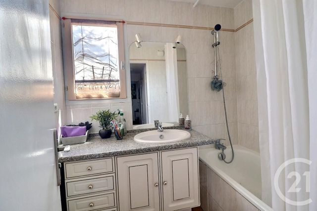 Afficher la photo en grand Appartement T3 à vendre - 4 pièces - 73.1 m2 - FREJUS - 83 - PROVENCE-ALPES-COTE-D-AZUR - Century 21 Sud Habitat
