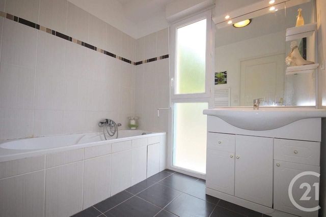 Appartement T3 à vendre - 3 pièces - 65.67 m2 - FREJUS - 83 - PROVENCE-ALPES-COTE-D-AZUR - Century 21 Sud Habitat Appartement T3 à vendre - 3 pièces - 65.67 m2 - FREJUS - 83 - PROVENCE-ALPES-COTE-D-AZUR - Century 21 Sud Habitat