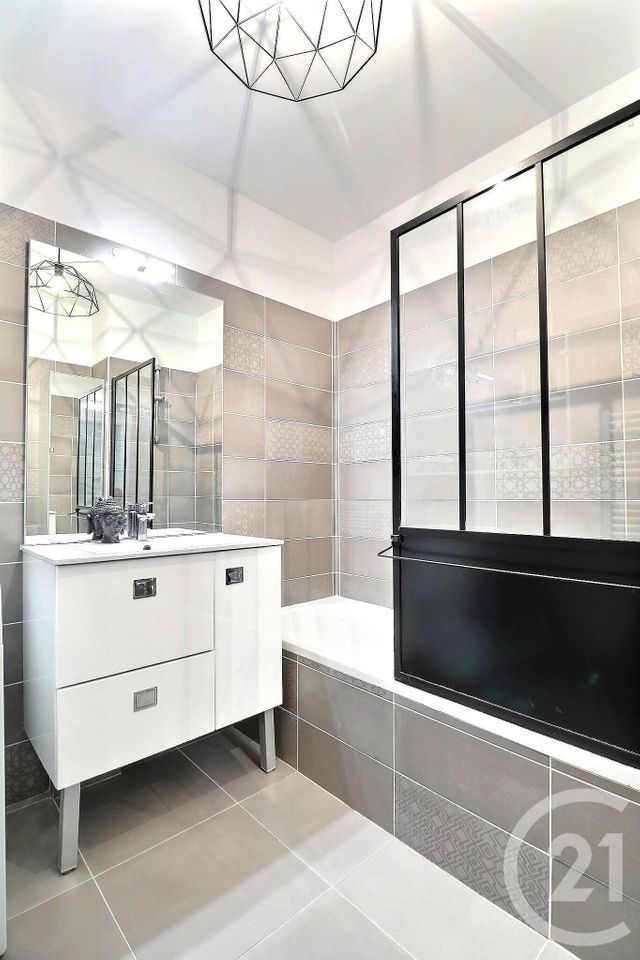 Appartement F2 à vendre - 3 pièces - 75.27 m2 - FREJUS - 83 - PROVENCE-ALPES-COTE-D-AZUR - Century 21 Sud Habitat Appartement F2 à vendre - 3 pièces - 75.27 m2 - FREJUS - 83 - PROVENCE-ALPES-COTE-D-AZUR - Century 21 Sud Habitat