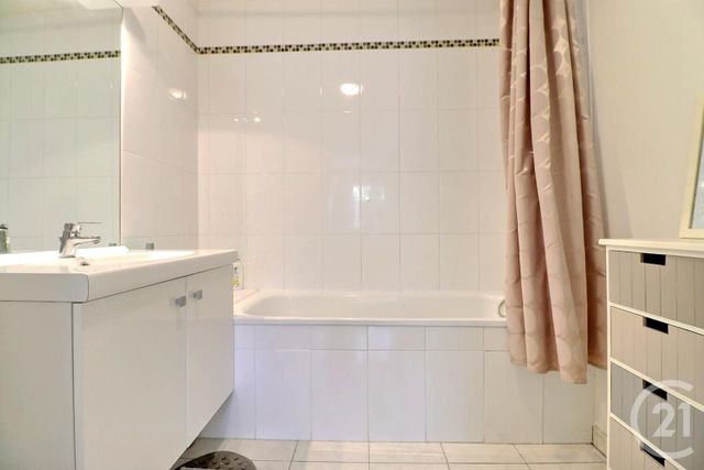 Afficher la photo en grand Appartement T2 à vendre - 3 pièces - 49.15 m2 - ST RAPHAEL - 83 - PROVENCE-ALPES-COTE-D-AZUR - Century 21 Sud Habitat
