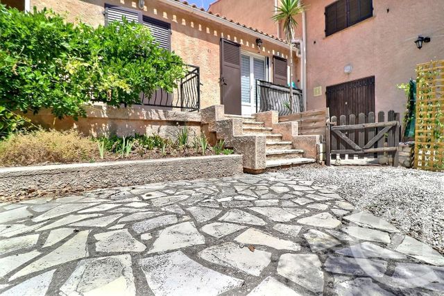 Afficher la photo en grand Appartement T2 à vendre - 2 pièces - 34.86 m2 - FREJUS - 83 - PROVENCE-ALPES-COTE-D-AZUR - Century 21 Sud Habitat
