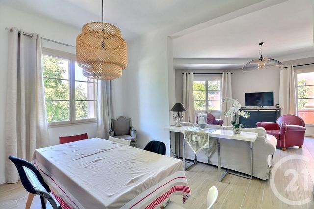 Afficher la photo en grand Appartement F4 à vendre - 4 pièces - 127.39 m2 - ST RAPHAEL - 83 - PROVENCE-ALPES-COTE-D-AZUR - Century 21 Sud Habitat