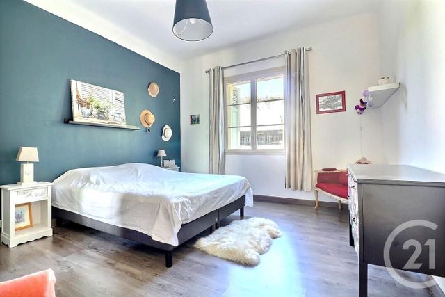 Afficher la photo en grand Appartement F4 à vendre - 4 pièces - 127.39 m2 - ST RAPHAEL - 83 - PROVENCE-ALPES-COTE-D-AZUR - Century 21 Sud Habitat