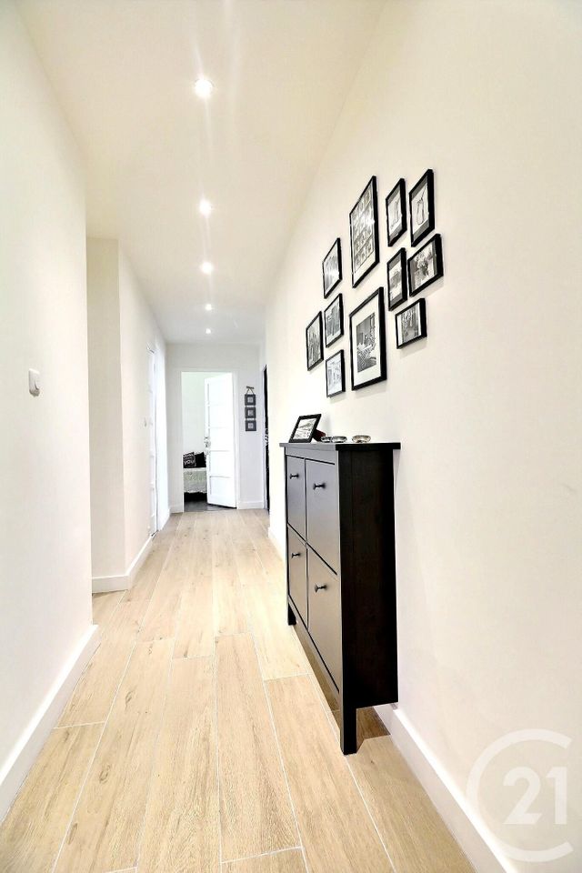 Afficher la photo en grand Appartement F4 à vendre - 4 pièces - 127.39 m2 - ST RAPHAEL - 83 - PROVENCE-ALPES-COTE-D-AZUR - Century 21 Sud Habitat
