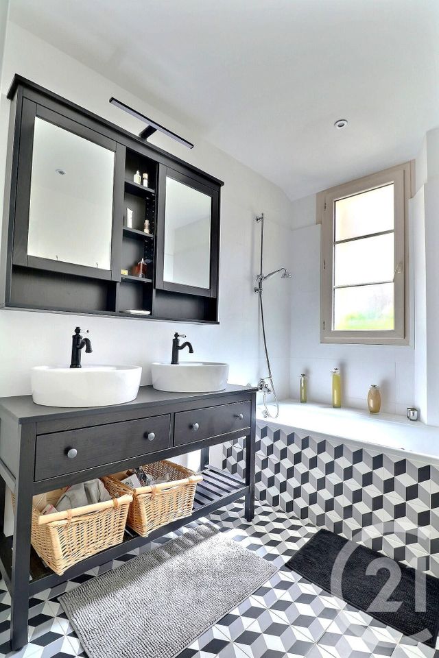 Afficher la photo en grand Appartement F4 à vendre - 4 pièces - 127.39 m2 - ST RAPHAEL - 83 - PROVENCE-ALPES-COTE-D-AZUR - Century 21 Sud Habitat