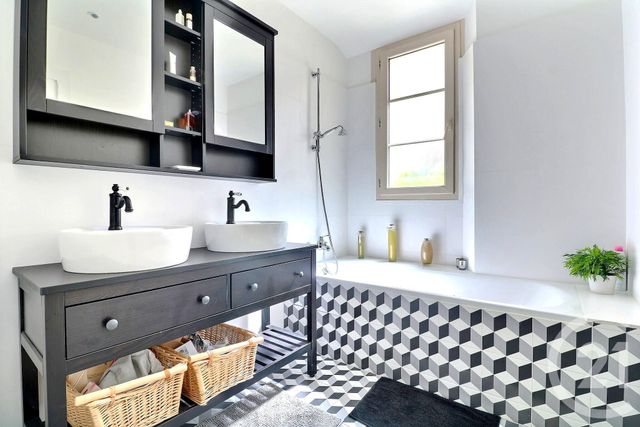 Afficher la photo en grand Appartement F4 à vendre - 4 pièces - 127.39 m2 - ST RAPHAEL - 83 - PROVENCE-ALPES-COTE-D-AZUR - Century 21 Sud Habitat