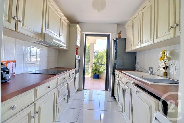 Afficher la photo en grand Appartement T4 à vendre - 4 pièces - 101.76 m2 - ST RAPHAEL - 83 - PROVENCE-ALPES-COTE-D-AZUR - Century 21 Sud Habitat