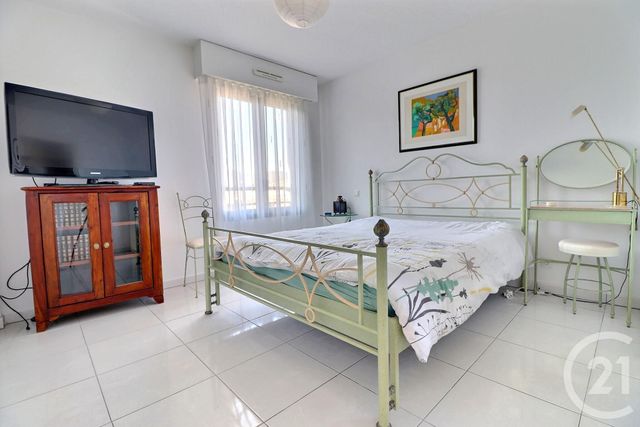 Afficher la photo en grand Appartement T4 à vendre - 4 pièces - 101.76 m2 - ST RAPHAEL - 83 - PROVENCE-ALPES-COTE-D-AZUR - Century 21 Sud Habitat