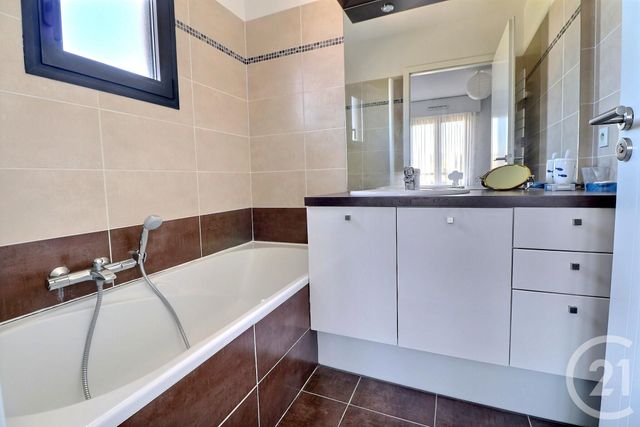 Afficher la photo en grand Appartement T4 à vendre - 4 pièces - 101.76 m2 - ST RAPHAEL - 83 - PROVENCE-ALPES-COTE-D-AZUR - Century 21 Sud Habitat