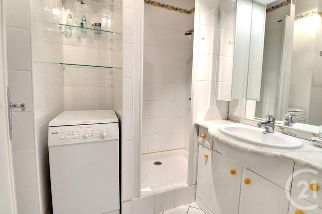 Afficher la photo en grand Appartement T2 à vendre - 2 pièces - 50.0 m2 - ST RAPHAEL - 83 - PROVENCE-ALPES-COTE-D-AZUR - Century 21 Sud Habitat