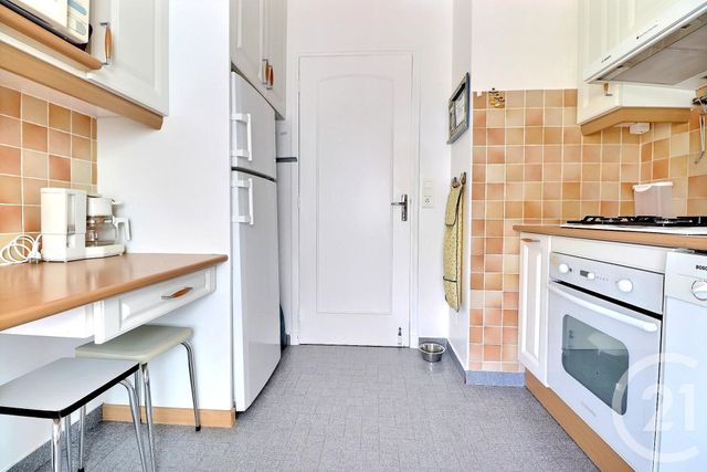 Afficher la photo en grand Appartement T2 à vendre - 2 pièces - 50.0 m2 - ST RAPHAEL - 83 - PROVENCE-ALPES-COTE-D-AZUR - Century 21 Sud Habitat