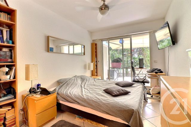 Afficher la photo en grand Appartement T3 à vendre - 3 pièces - 86.0 m2 - ST RAPHAEL - 83 - PROVENCE-ALPES-COTE-D-AZUR - Century 21 Sud Habitat