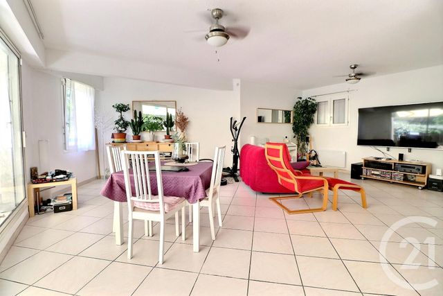 Afficher la photo en grand Appartement T3 à vendre - 3 pièces - 86.0 m2 - ST RAPHAEL - 83 - PROVENCE-ALPES-COTE-D-AZUR - Century 21 Sud Habitat