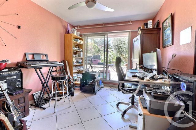 Afficher la photo en grand Appartement T3 à vendre - 3 pièces - 86.0 m2 - ST RAPHAEL - 83 - PROVENCE-ALPES-COTE-D-AZUR - Century 21 Sud Habitat