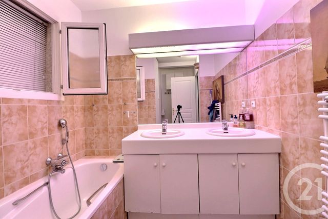 Afficher la photo en grand Appartement T3 à vendre - 3 pièces - 86.0 m2 - ST RAPHAEL - 83 - PROVENCE-ALPES-COTE-D-AZUR - Century 21 Sud Habitat