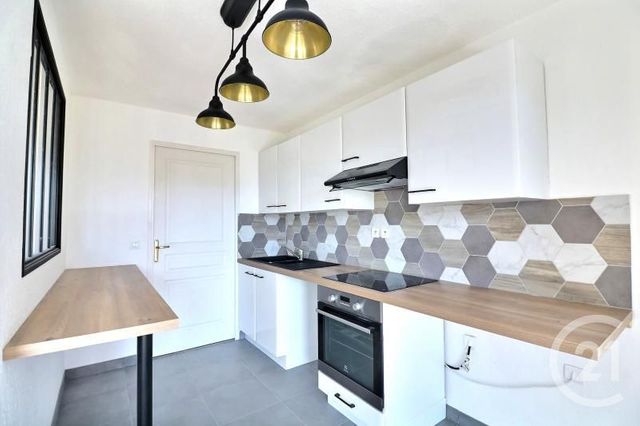 Afficher la photo en grand Appartement T4 à vendre - 4 pièces - 92.03 m2 - ST RAPHAEL - 83 - PROVENCE-ALPES-COTE-D-AZUR - Century 21 Sud Habitat