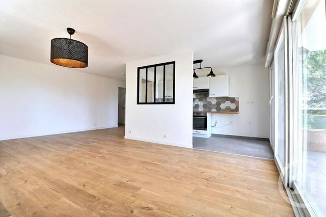 Afficher la photo en grand Appartement T4 à vendre - 4 pièces - 92.03 m2 - ST RAPHAEL - 83 - PROVENCE-ALPES-COTE-D-AZUR - Century 21 Sud Habitat