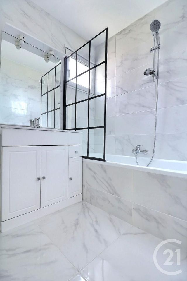 Afficher la photo en grand Appartement T4 à vendre - 4 pièces - 92.03 m2 - ST RAPHAEL - 83 - PROVENCE-ALPES-COTE-D-AZUR - Century 21 Sud Habitat