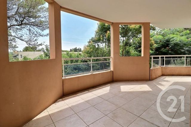 Afficher la photo en grand Appartement T4 à vendre - 4 pièces - 92.03 m2 - ST RAPHAEL - 83 - PROVENCE-ALPES-COTE-D-AZUR - Century 21 Sud Habitat