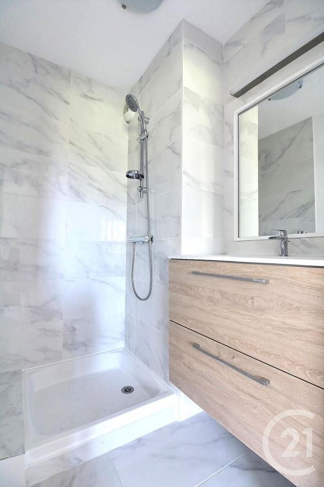 Afficher la photo en grand Appartement T4 à vendre - 4 pièces - 92.03 m2 - ST RAPHAEL - 83 - PROVENCE-ALPES-COTE-D-AZUR - Century 21 Sud Habitat