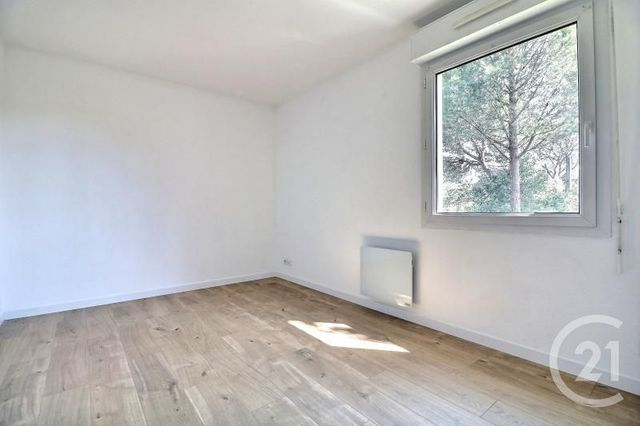 Afficher la photo en grand Appartement T4 à vendre - 4 pièces - 92.03 m2 - ST RAPHAEL - 83 - PROVENCE-ALPES-COTE-D-AZUR - Century 21 Sud Habitat