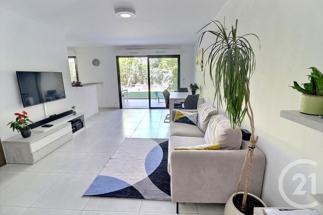 Afficher la photo en grand Appartement T3 à vendre - 3 pièces - 64.06 m2 - ST RAPHAEL - 83 - PROVENCE-ALPES-COTE-D-AZUR - Century 21 Sud Habitat
