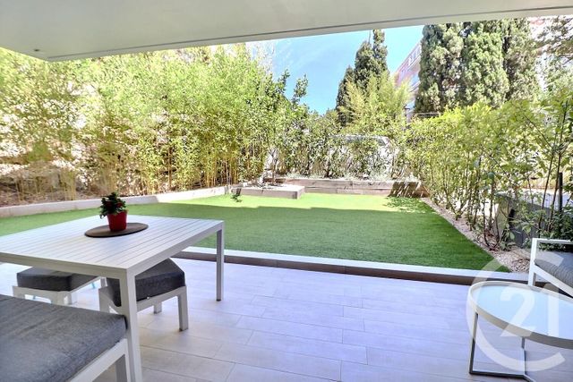 Afficher la photo en grand Appartement T3 à vendre - 3 pièces - 64.06 m2 - ST RAPHAEL - 83 - PROVENCE-ALPES-COTE-D-AZUR - Century 21 Sud Habitat