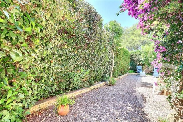 Afficher la photo en grand Appartement F2 à vendre - 2 pièces - 34.34 m2 - ST RAPHAEL - 83 - PROVENCE-ALPES-COTE-D-AZUR - Century 21 Sud Habitat