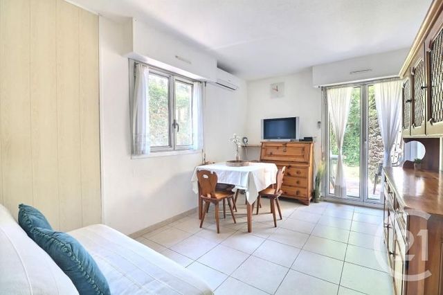 Afficher la photo en grand Appartement F2 à vendre - 2 pièces - 34.34 m2 - ST RAPHAEL - 83 - PROVENCE-ALPES-COTE-D-AZUR - Century 21 Sud Habitat