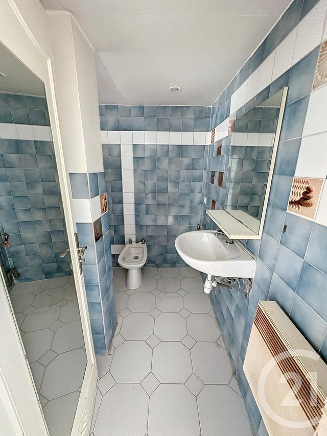 Afficher la photo en grand Appartement T2 à vendre - 2 pièces - 52.08 m2 - ST RAPHAEL - 83 - PROVENCE-ALPES-COTE-D-AZUR - Century 21 Sud Habitat