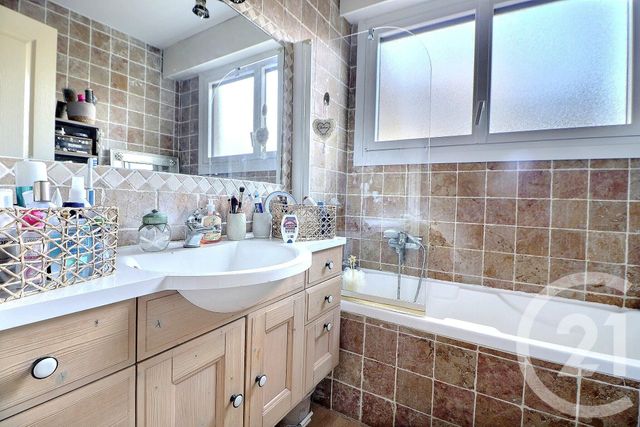 Appartement T3 à vendre - 3 pièces - 69.36 m2 - ST RAPHAEL - 83 - PROVENCE-ALPES-COTE-D-AZUR - Century 21 Sud Habitat