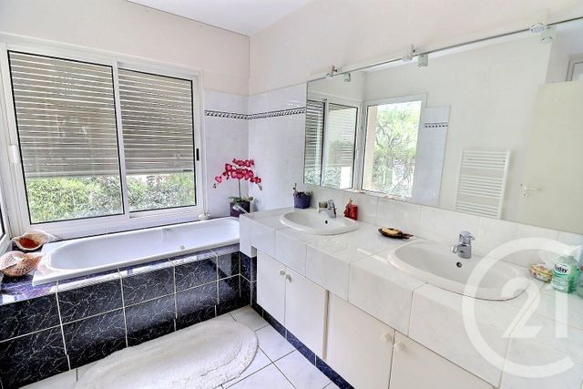 Afficher la photo en grand maison à vendre - 7 pièces - 200.0 m2 - ST RAPHAEL - 83 - PROVENCE-ALPES-COTE-D-AZUR - Century 21 Sud Habitat