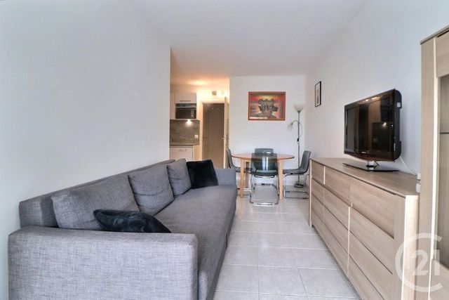 Afficher la photo en grand Appartement T2 à vendre - 2 pièces - 34.86 m2 - ST RAPHAEL - 83 - PROVENCE-ALPES-COTE-D-AZUR - Century 21 Sud Habitat