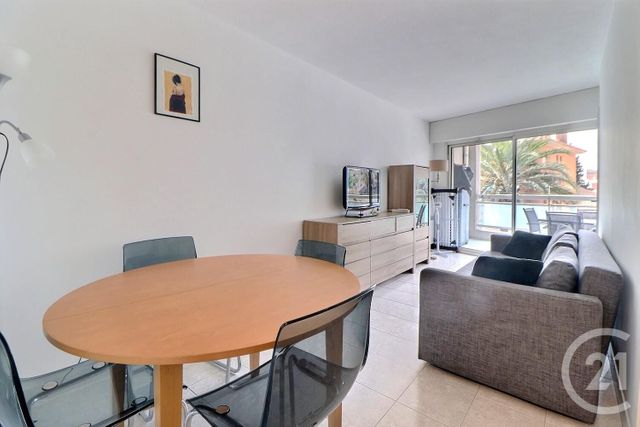 Afficher la photo en grand Appartement T2 à vendre - 2 pièces - 34.86 m2 - ST RAPHAEL - 83 - PROVENCE-ALPES-COTE-D-AZUR - Century 21 Sud Habitat