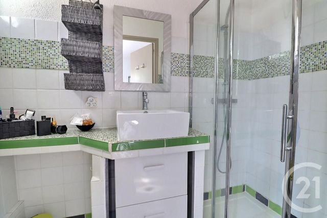 Afficher la photo en grand Appartement T2 à vendre - 3 pièces - 48.12 m2 - ST RAPHAEL - 83 - PROVENCE-ALPES-COTE-D-AZUR - Century 21 Sud Habitat