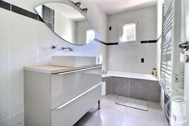 Appartement F3 bis à vendre - 3 pièces - 84.41 m2 - ST RAPHAEL - 83 - PROVENCE-ALPES-COTE-D-AZUR - Century 21 Sud Habitat