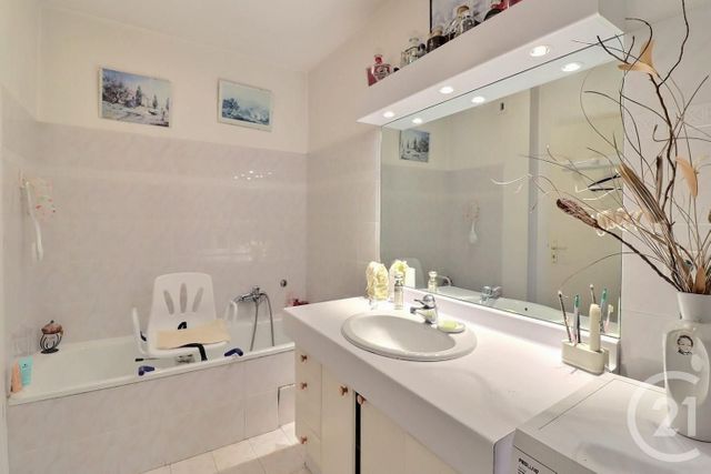 Appartement T3 à vendre - 3 pièces - 65.48 m2 - FREJUS - 83 - PROVENCE-ALPES-COTE-D-AZUR - Century 21 Sud Habitat