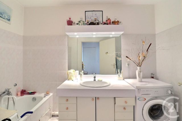 Appartement T3 à vendre - 3 pièces - 65.48 m2 - FREJUS - 83 - PROVENCE-ALPES-COTE-D-AZUR - Century 21 Sud Habitat