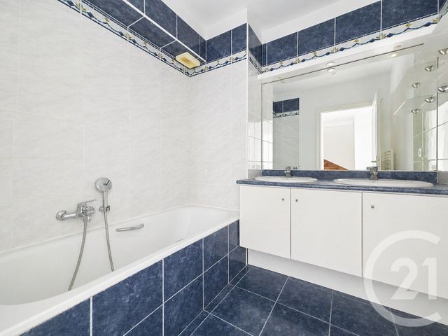 Appartement F3 à vendre - 3 pièces - 75.05 m2 - FREJUS - 83 - PROVENCE-ALPES-COTE-D-AZUR - Century 21 Sud Habitat